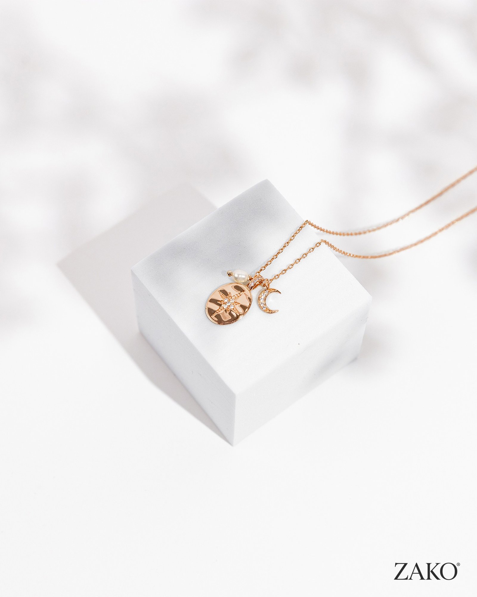 Dalia Cluster Necklace - Image 10