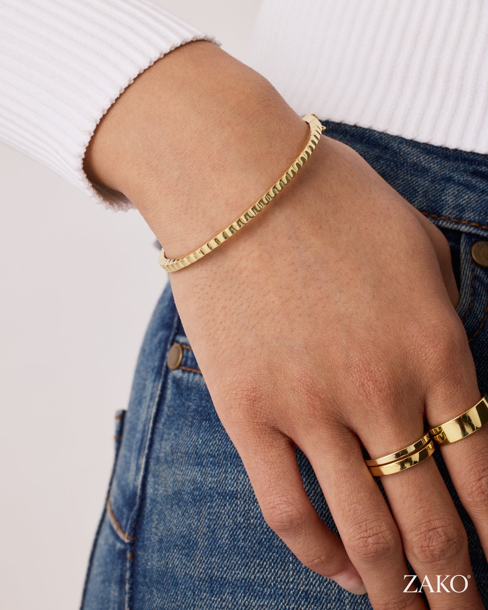 Mira Ribbed Bangle - Image 4